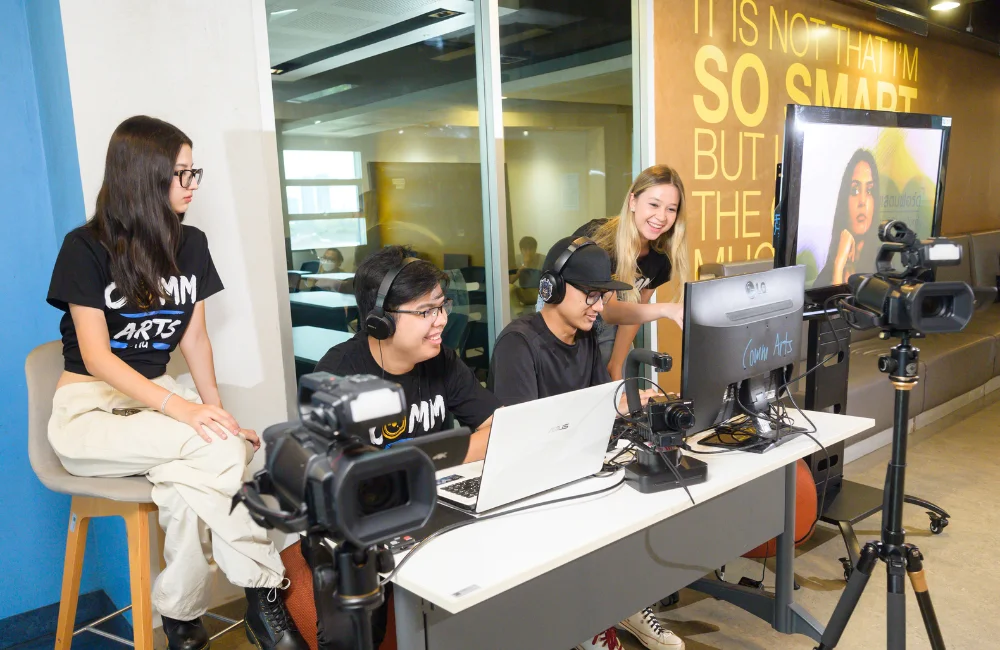 คณะนิเทศศาสตร์เรียนอะไรบ้าง? พร้อมแนะนำสาขาน่าสนใจที่แสตมฟอร์ด